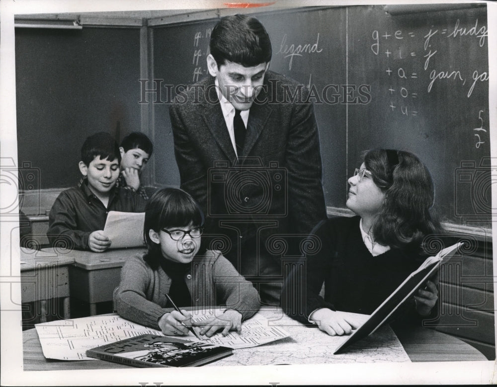 1967 Press Photo Sheila Freidman,Terry DeLauer,Judy Duszkin In China Class - Historic Images