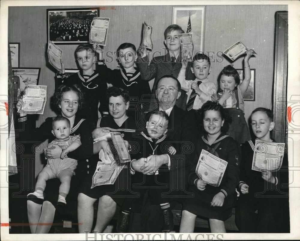 1943 Grandpa thomas A. Biggy&#39;s 13 Grandchildren war bonds - Historic Images