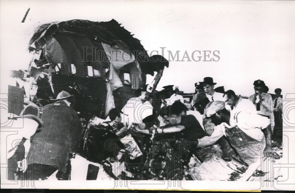 1953 Press Photo Firemen &amp; Volunteers Work Frantically To Free Soldiers - Historic Images