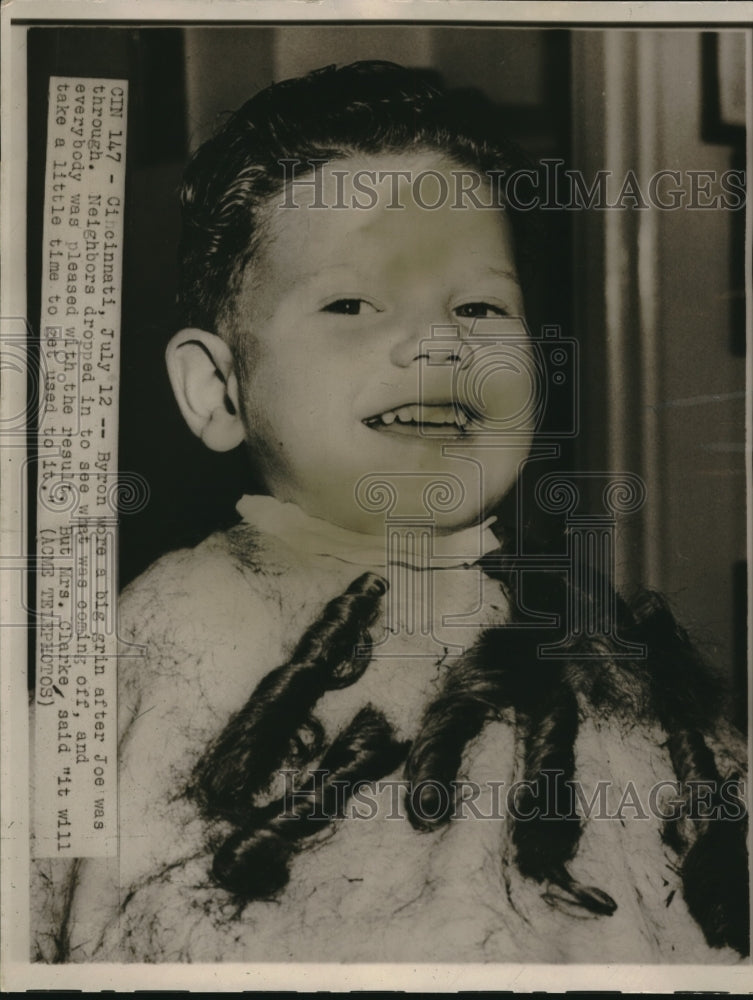 1949 Press Photo Byron Gets Haircut from Joe - Historic Images