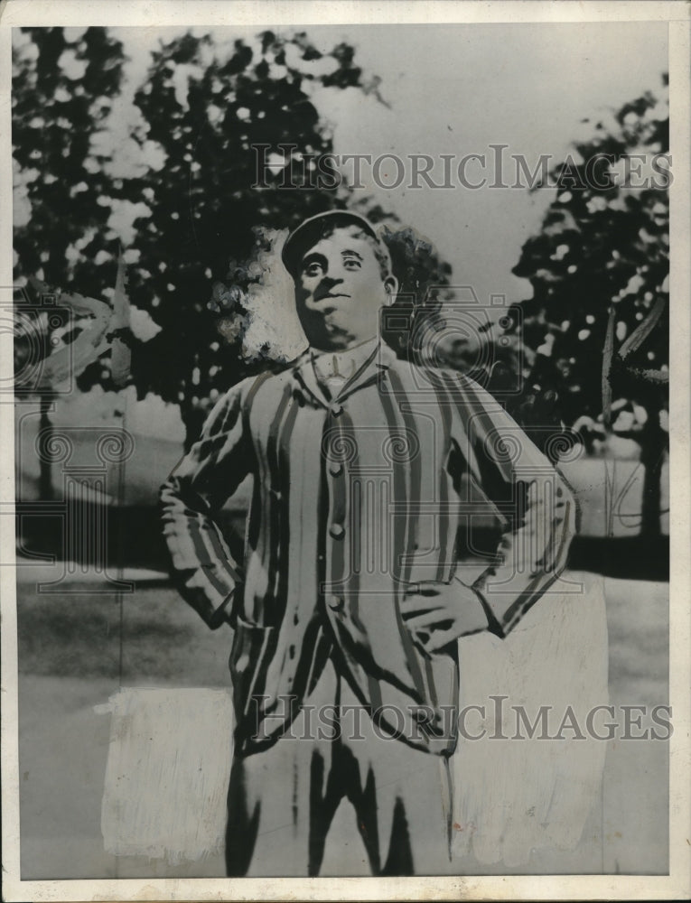 1932 Amos Alonzo Stagg of Univ. Chicago Standing on Midway - Historic Images