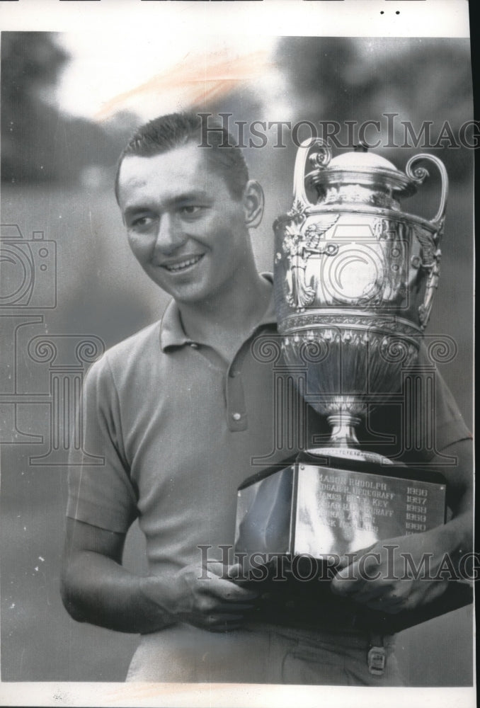 1962 Press Photo Art Hudnutt A Newspaper Publisher Holding Trophy After Winning - Historic Images