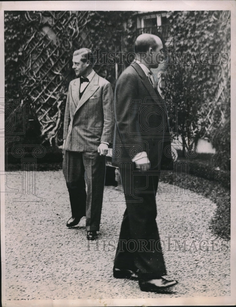 1936 Press Photo King Edward As He Willingly Poses For The Corps Of Cameramen-Historic Images