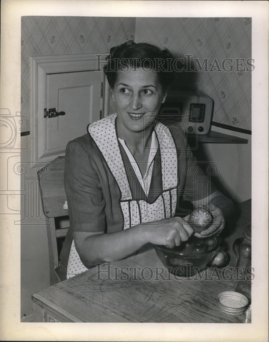 1943 Press Photo Mrs Warren Chase at Home Slicing Food-Historic Images
