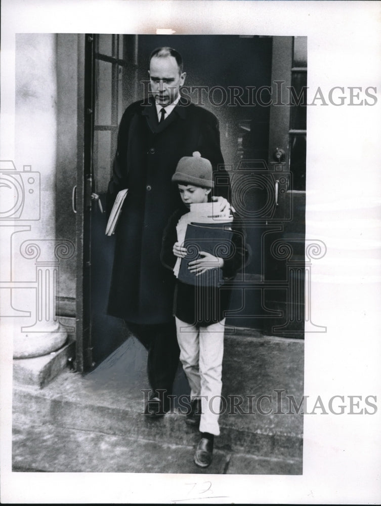 1967 Press Photo David Cartwright Removing Son from Catholic School Lack Funds - Historic Images