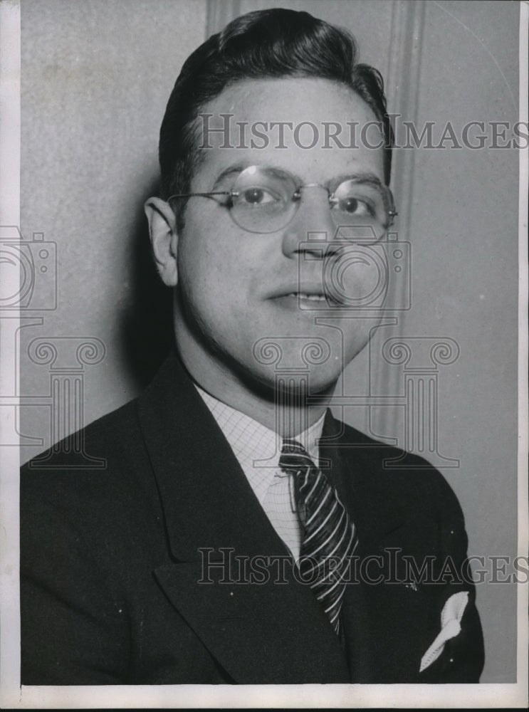 1935 Press Photo James A. Carlson posing for photo - Historic Images