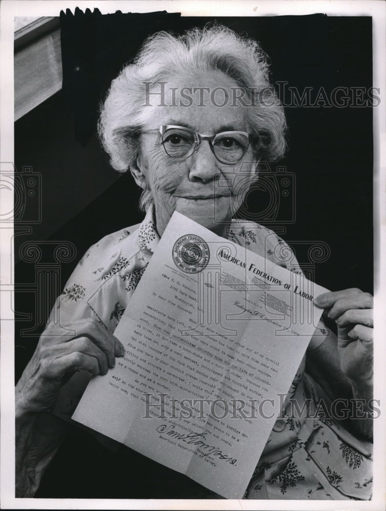 1966 Press Photo Mrs Zella Carmen with certificate from American Fed of Labor - Historic Images