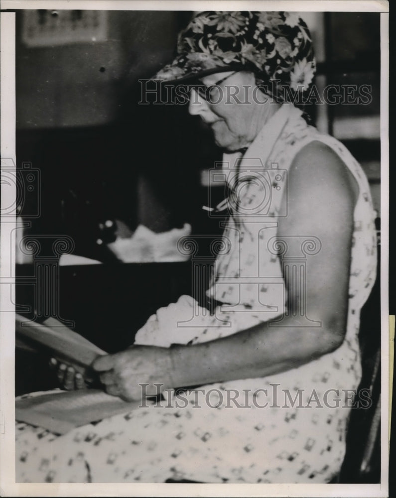 1938 Press Photo Visalia, Calif. Mrs Elizabeth McCarey Coop waits word of son - Historic Images