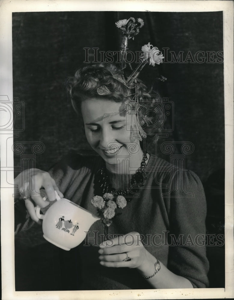 1942 Press Photo Marjorie McDowell Hats-Historic Images