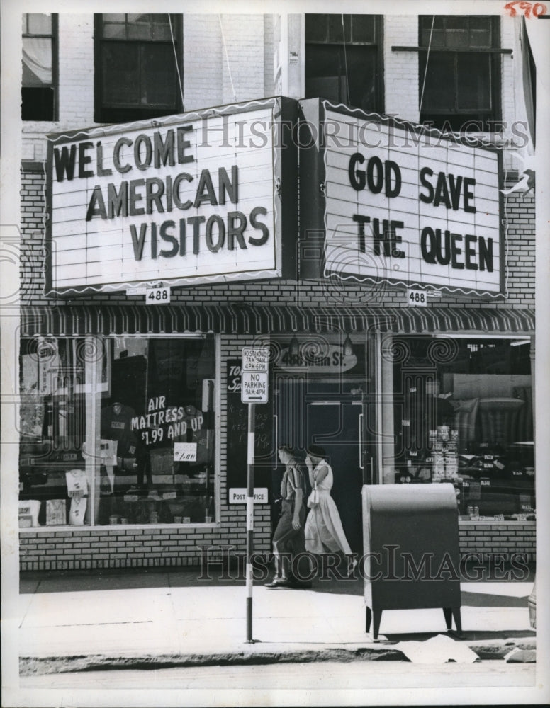 1959 Press Photo Shopkeeper At Winnipeg Canafa Talking Behind The Back - Historic Images