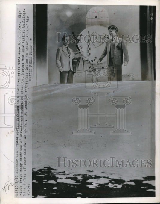 1952 Press Photo Spring Fashions In A Downtown Store Were Snow Bound - Historic Images