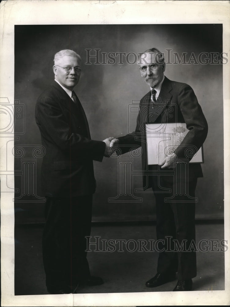 1944 Press Photo Sanford Moss and H. Hamilton, Engineers With NE Award - Historic Images