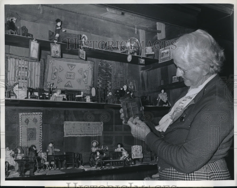 1962 Press Photo Mrs Dorothy Dumas In Her Antique Filled Home Brighton Sussex En - Historic Images