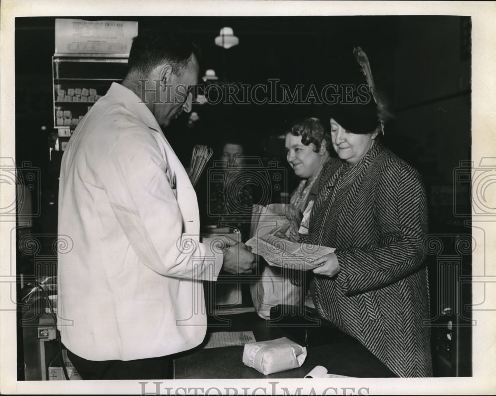 1942 Press Photo Group of people shown at a resteraunt - Historic Images