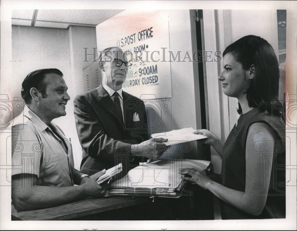 1969 Press Photo Sam Gigliotti, Omer Forsberg, and Mrs. Cindy Bonchio-Historic Images