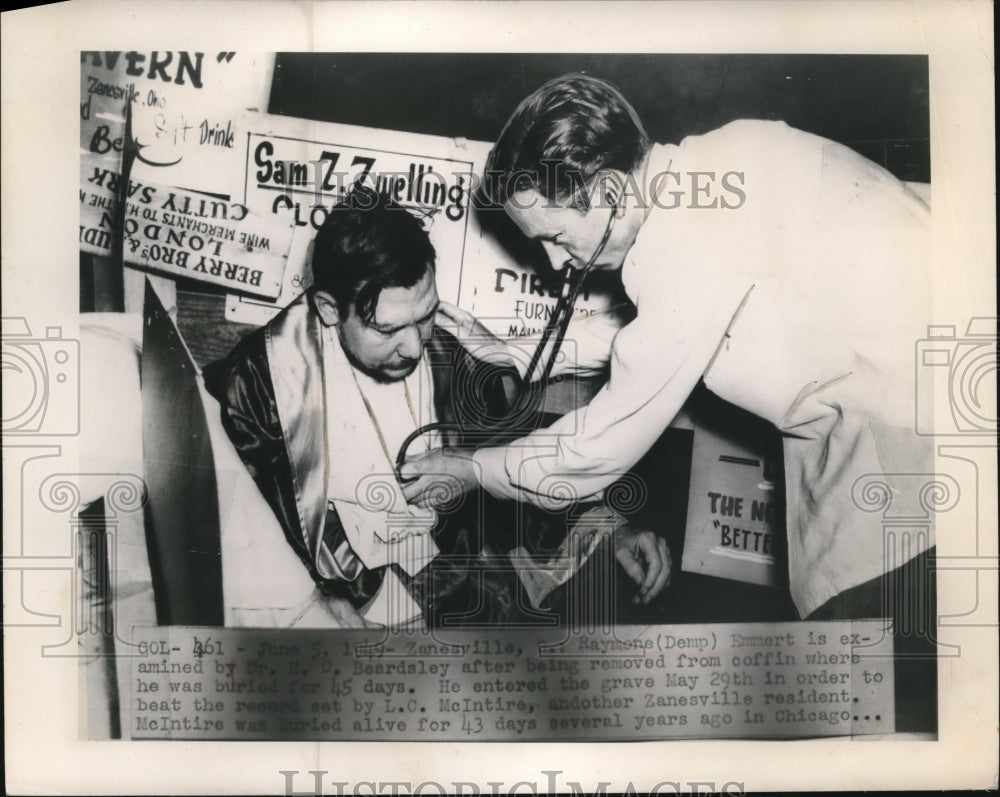 1949 Press Photo Raymond Emmert examined after 45 days in coffin to break record-Historic Images