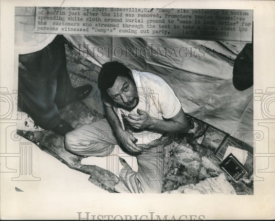 1949 Press Photo Demp sits patiently in bottom of coffin after spending 45 days-Historic Images