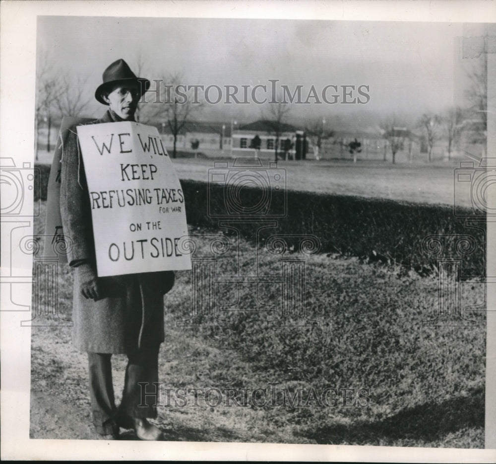 1950 Press Photo Man shown protesting taxes for war in Summit Kentucky-Historic Images