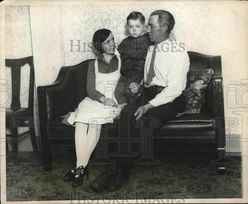 1929 Press Photo Family shown after the return of kidnapped boy-Historic Images