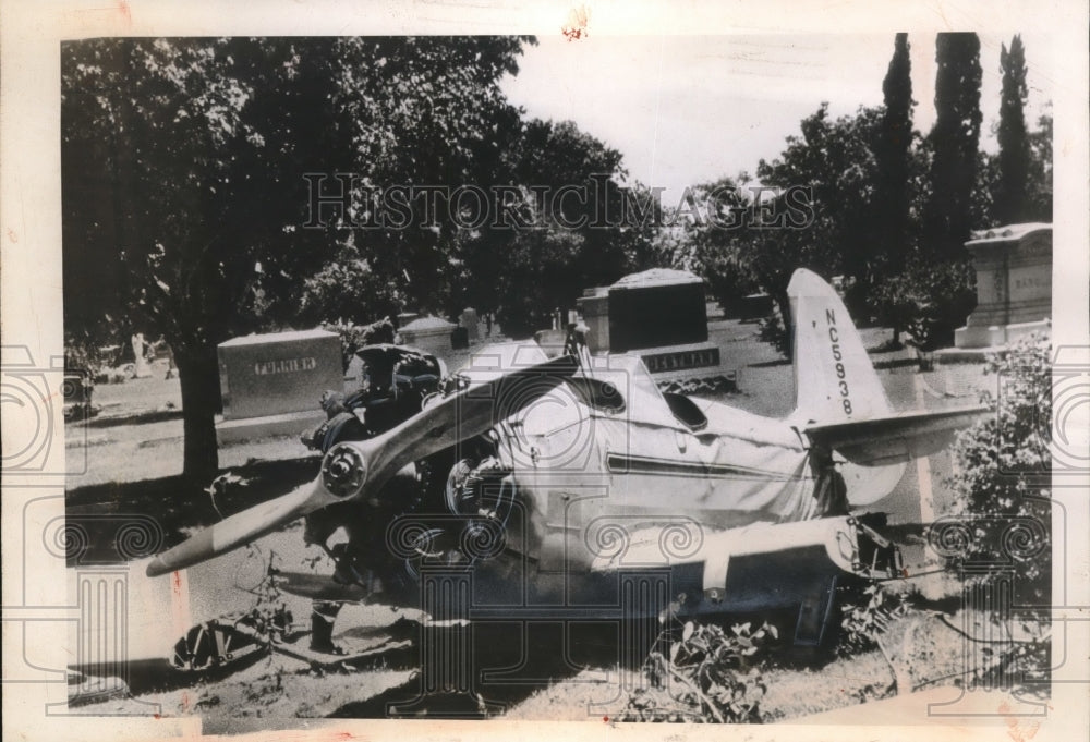 1949 Press Photo The Pilot Of The DC-3 Cargo Plane Applied Brakes On Slippery - Historic Images