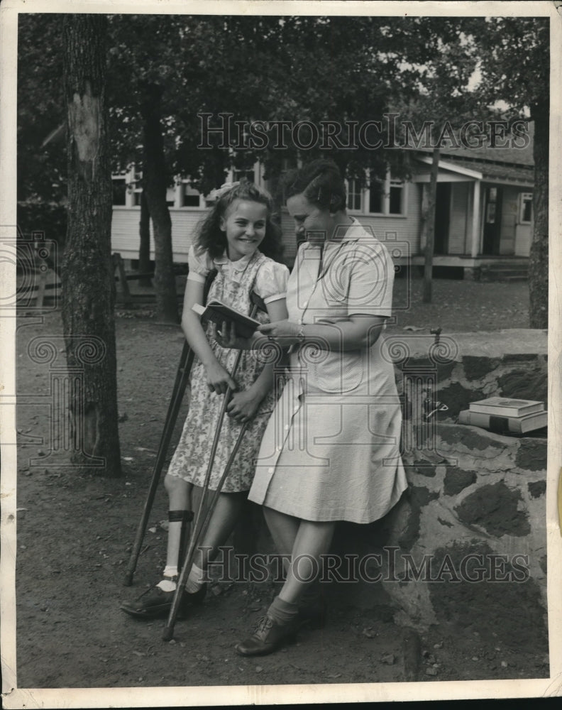 1945 Press Photo Mildred Koserick , Louise Spacek appeal chairman March of Dimes - Historic Images