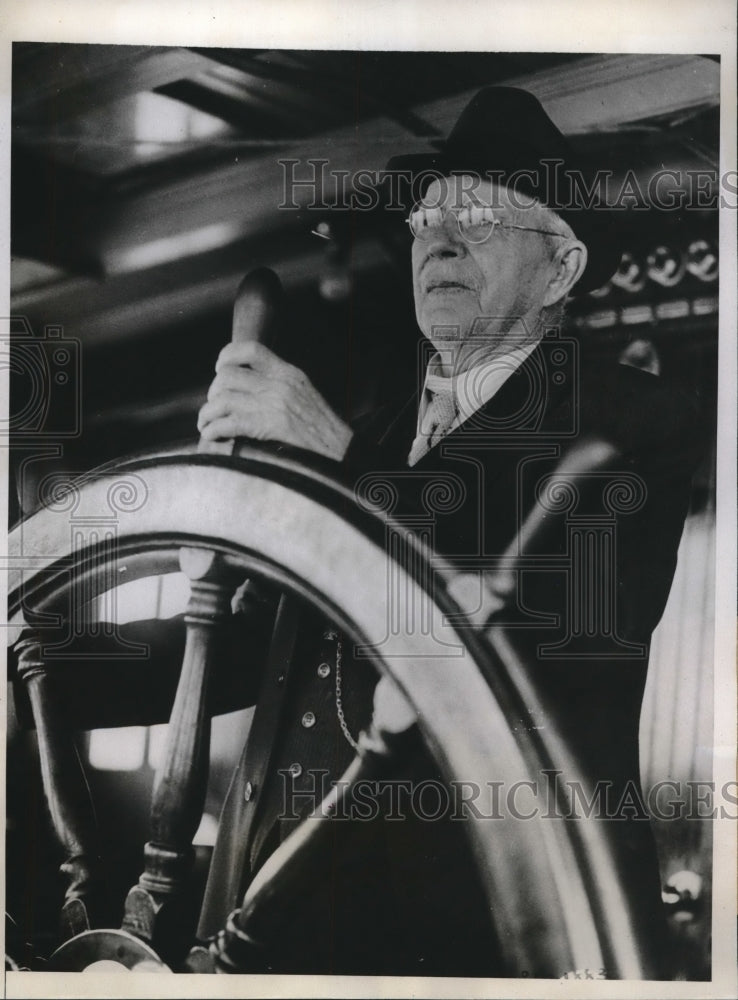 1933 Press Photo William E Poynter at helm of his windjammer ship - Historic Images