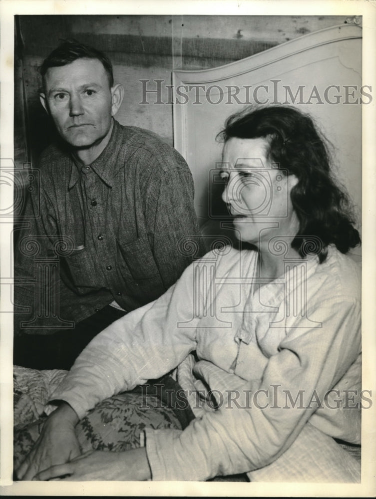 1937 Visalia, Calif. Mrs Fred Cole, mom of escaped convict ,husband - Historic Images