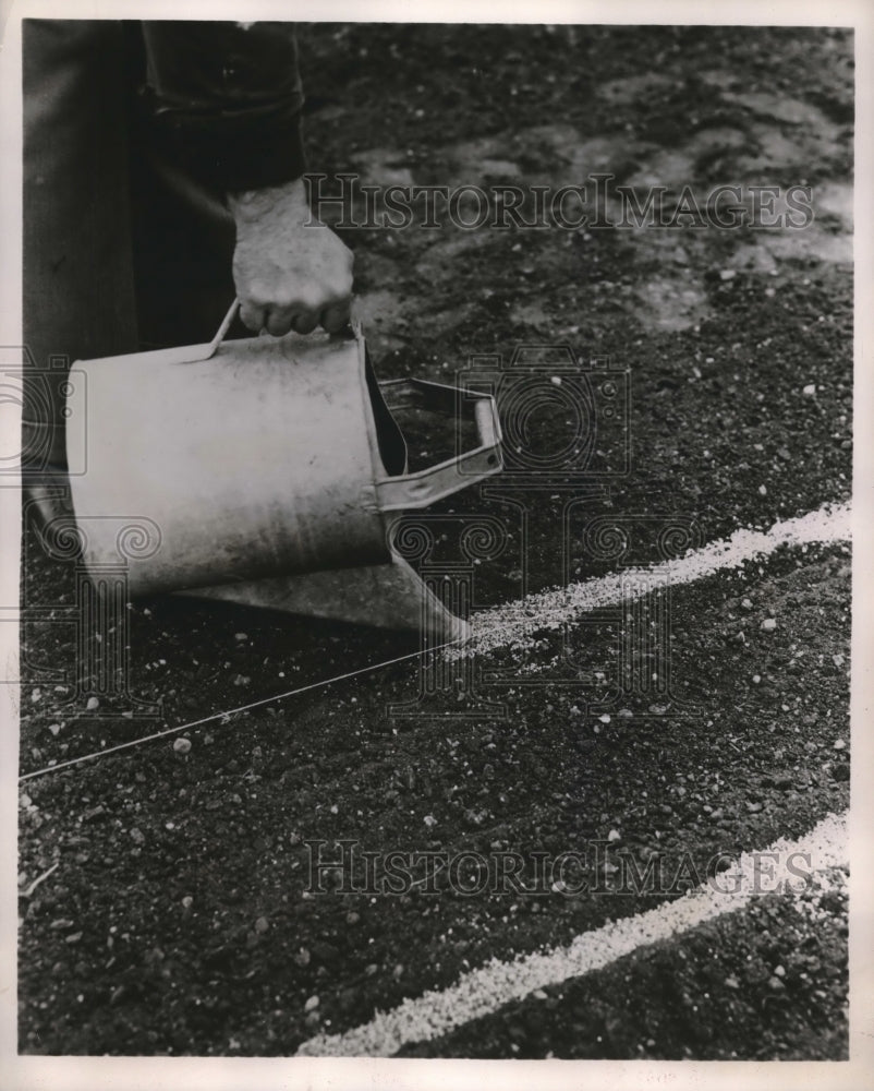 1954 Press Photo Vermiculite poured to bring flowers to full growth-Historic Images