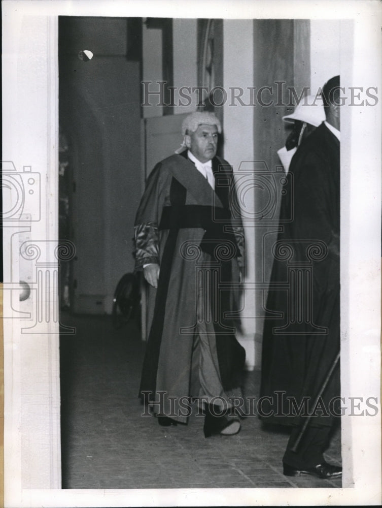 1943 Press Photo Chief Justice Sir Oscar Daly Enters Nassau Supreme Court - Historic Images