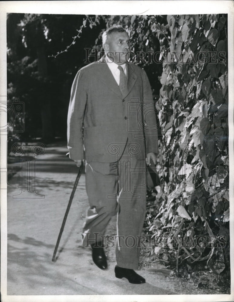 1943 Press Photo Chief Justice Sir Oscar Daly leaves Courthouse at Nassau - Historic Images