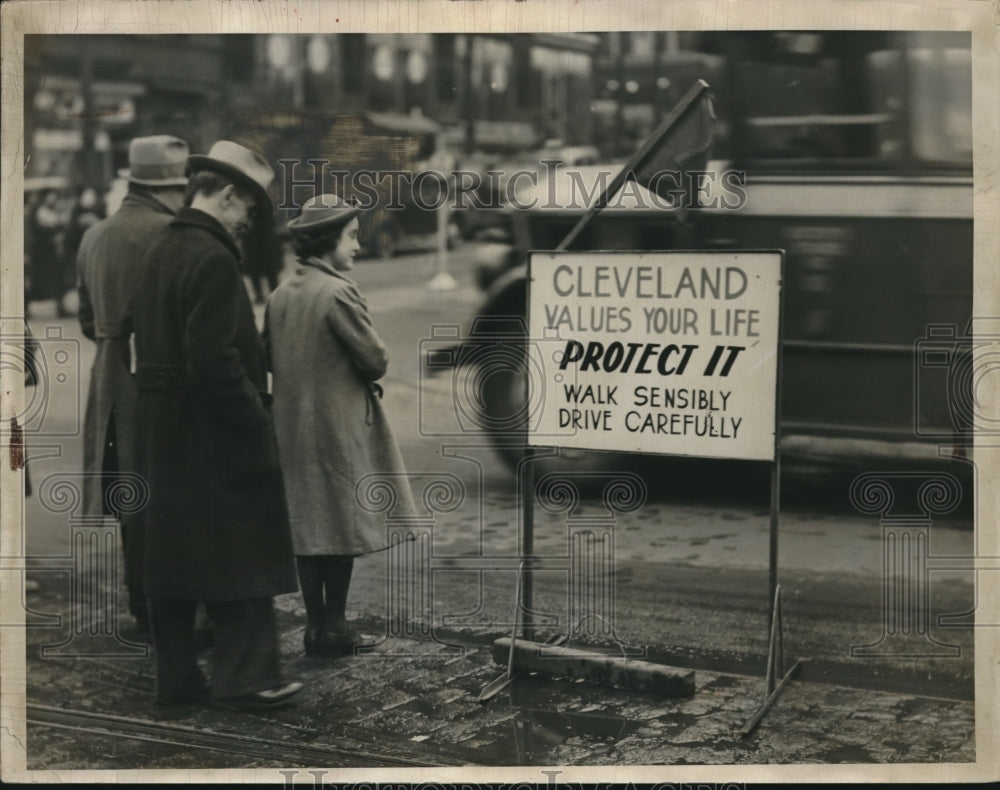 1933 Press Photo Cleveland Slogan signage - nec04934 - Historic Images