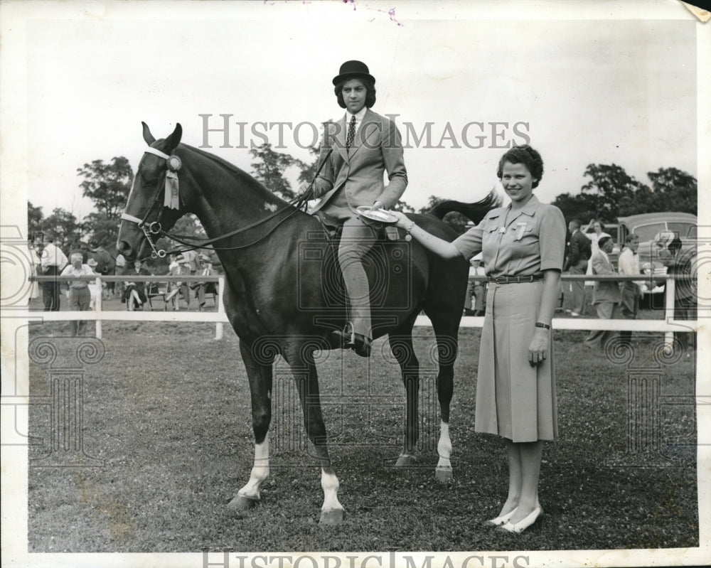 1941 Press Photo Huntington, L.I.NYMrs Geo Carter &amp; rider Lois Lisanti - Historic Images