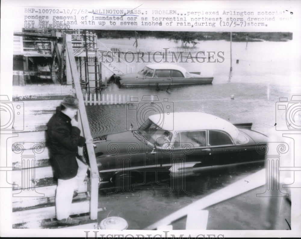 1962 Press Photo Arlington, Mass. car stuck in floodwaters after rains - Historic Images