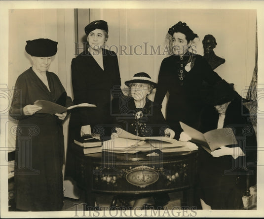 1938 Golden Rule Foundation Mothers Day Committee Holds Meeting - Historic Images