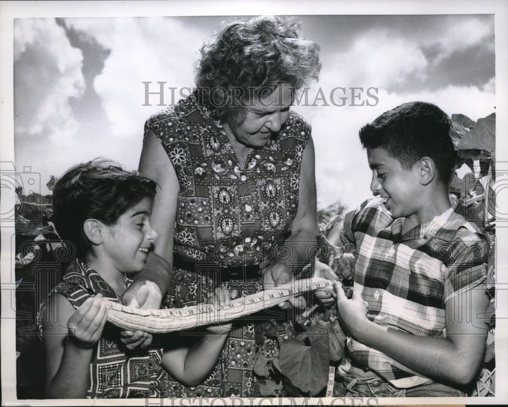 1959 Press Photo Jeannie and Paul Emmett hold 2 ft. long cucumber grown in TX-Historic Images