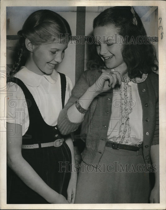 1941 Sally Greshour & Beverly Carzoo - Historic Images