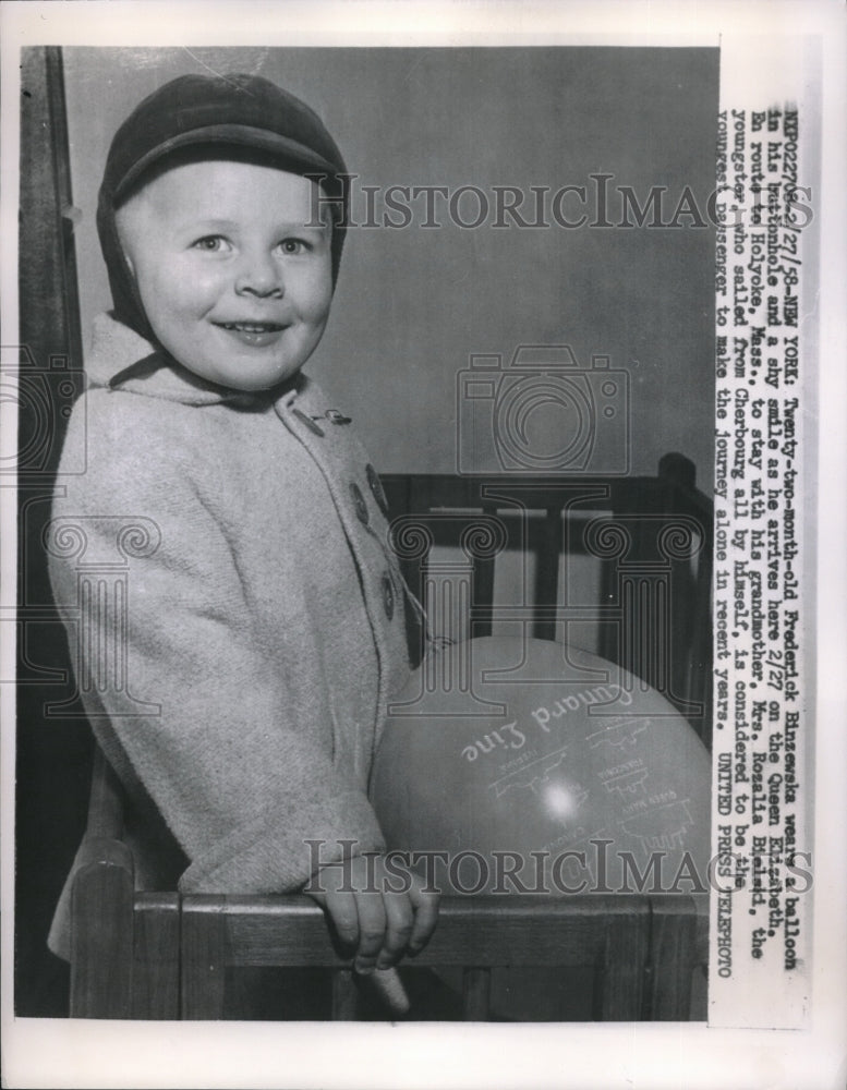 1958 Press Photo NYC, Frederick Rinzewska age 2 heads to Holyoke, Mass - Historic Images