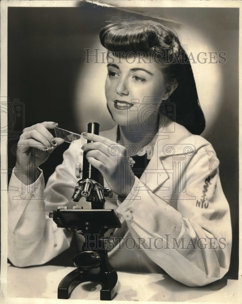 1943 Press Photo Majorie Anne Crews at Medical school microscope - nec05239 - Historic Images