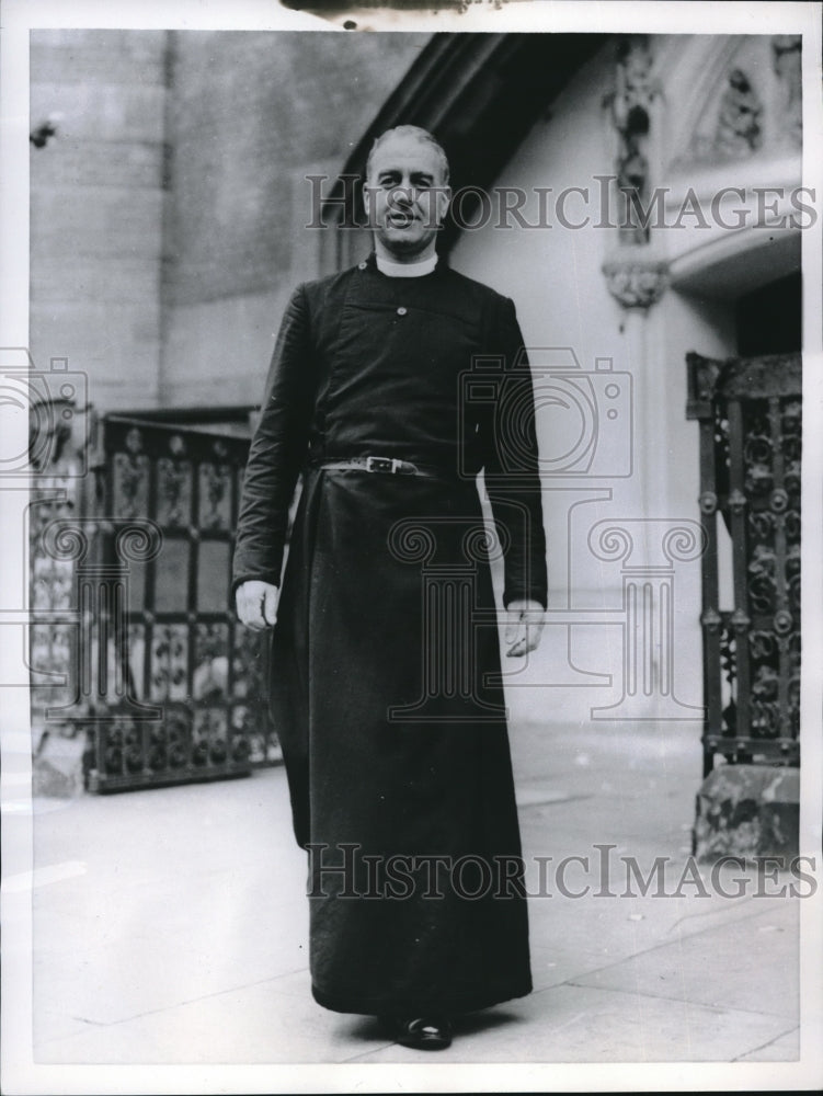 1955 Press Photo Rector AB Carver of Holy Trinity Church in London - nec05257 - Historic Images