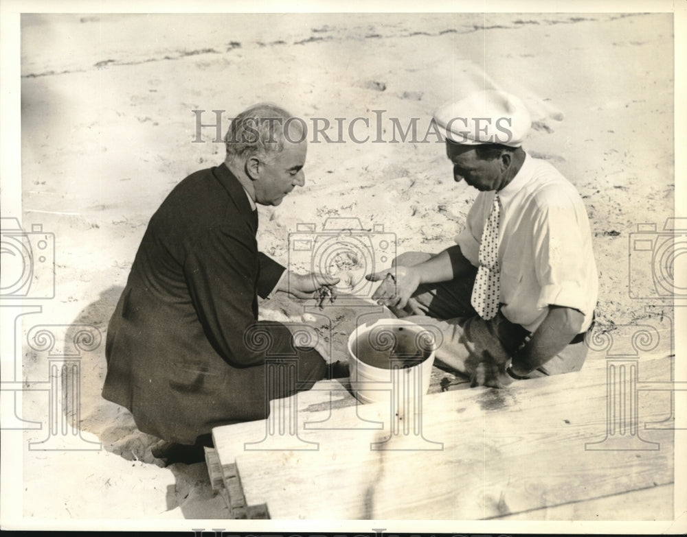 1935 Press Photo Willie MacFarlane gets medical attn. at Nassaua Open golf-Historic Images