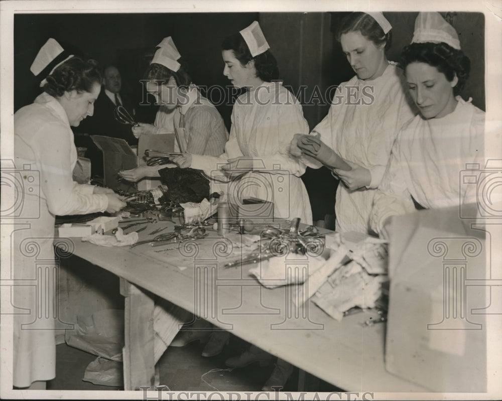 1941 NYC Roosevelt Hospital, nurses sort surgery equipment - Historic Images