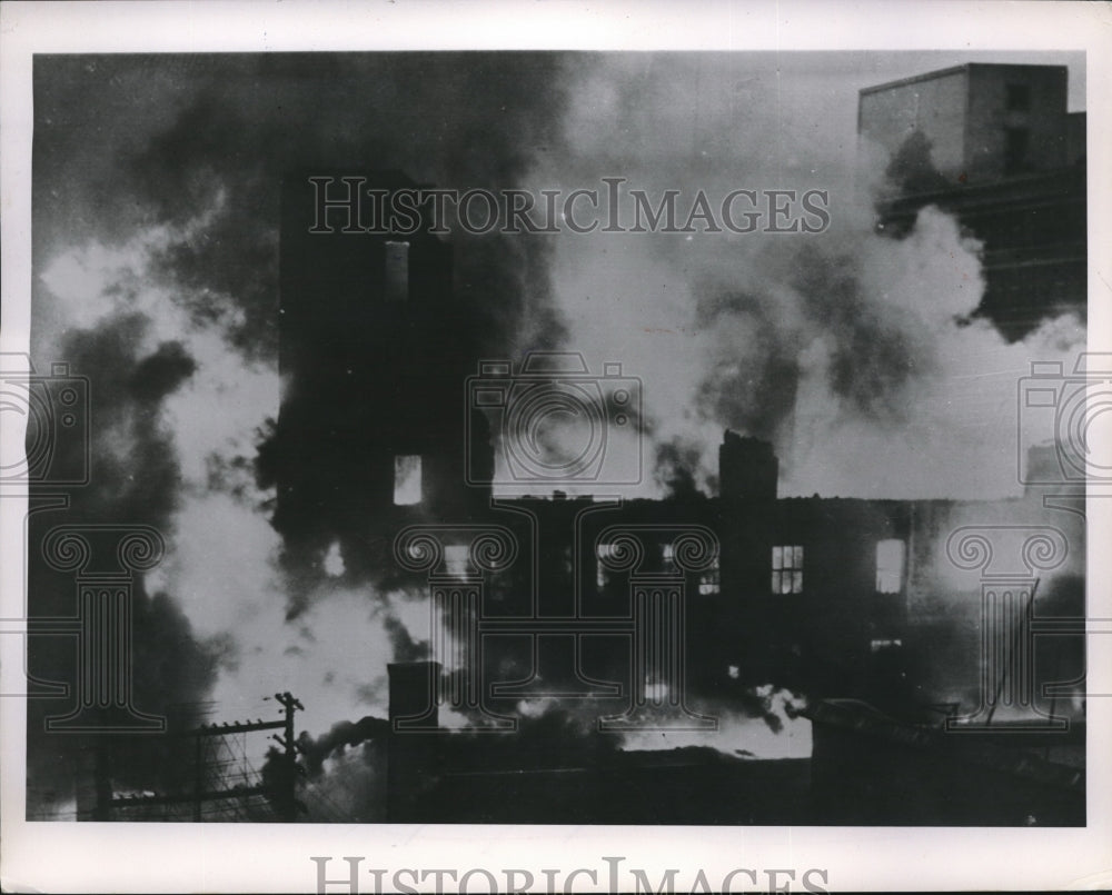 1954 Press Photo Winniprg, Canada, fire burns building down - nec05339 - Historic Images