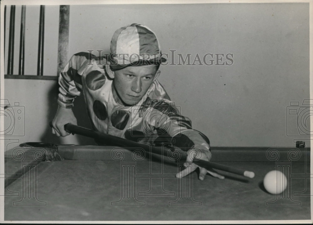 1941 Press Photo Jockey Wendell Eads shooting billards in Miami, Fla - Historic Images