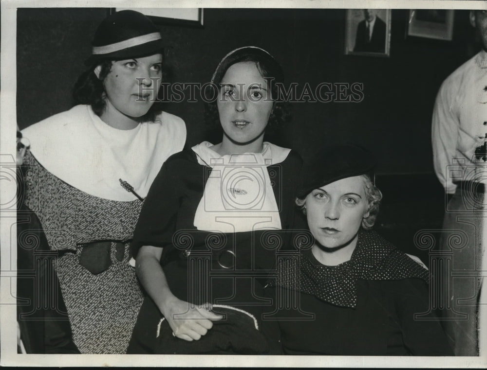 1933 Press Photo Friends of Clara Patterson Who Slipped off Deck and Drowned-Historic Images