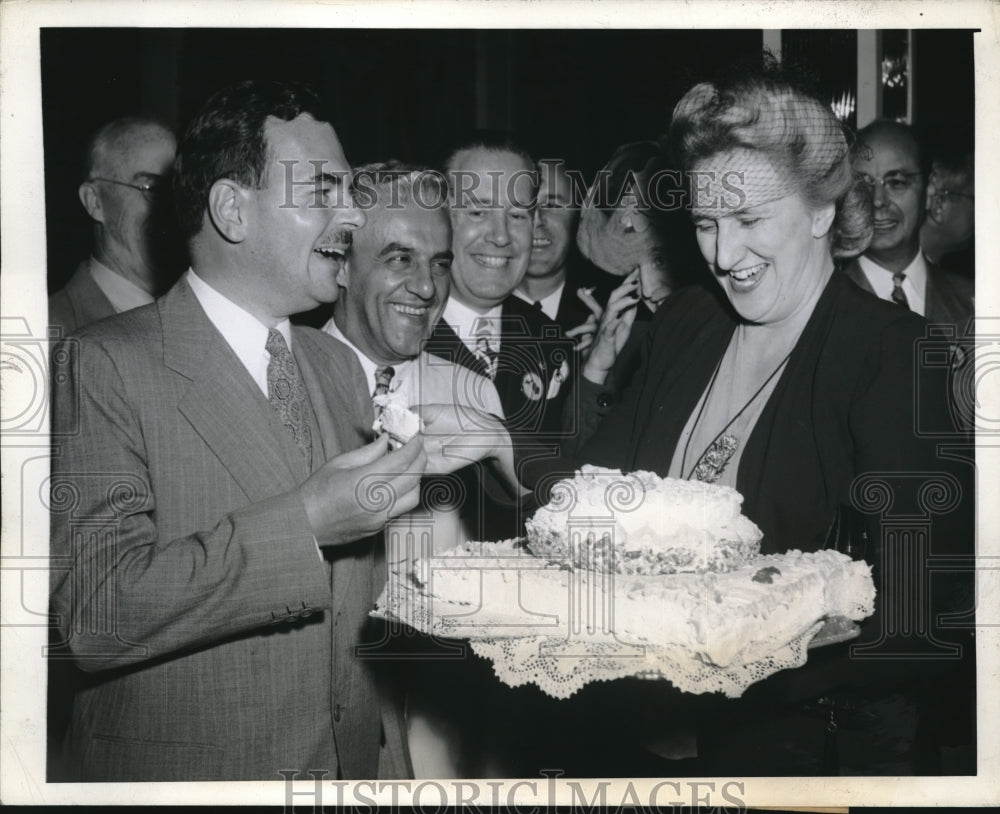 1945 Press Photo Gov Thomas E Dewey accepts cake from Esther Van Wagoner Tuffy - Historic Images