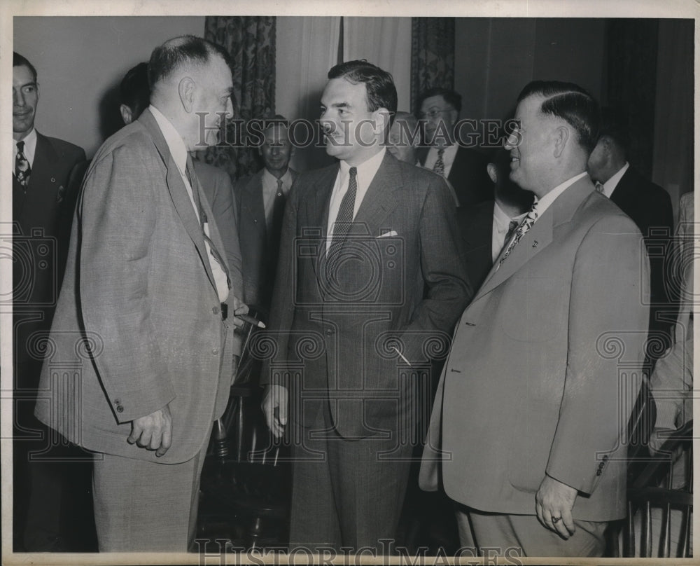 1944 Press Photo Gov Thomas E Dewey meeting with St Louis Labor Leaders - Historic Images