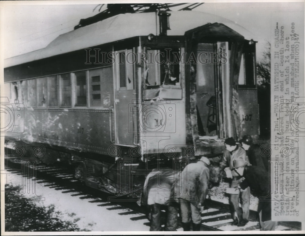 1947 Press Photo Spectators Look At Damage On South Shore Train-Historic Images