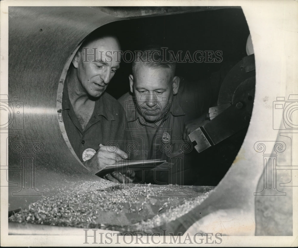 1944 Press Photo Bob Sears, blower dept foreman and war bond captain west lake - Historic Images