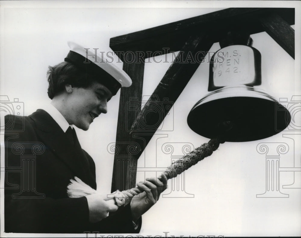 1961 Press Photo Jennifer Wrenn member of Women&#39;s Royal Naval Service rings bell - Historic Images