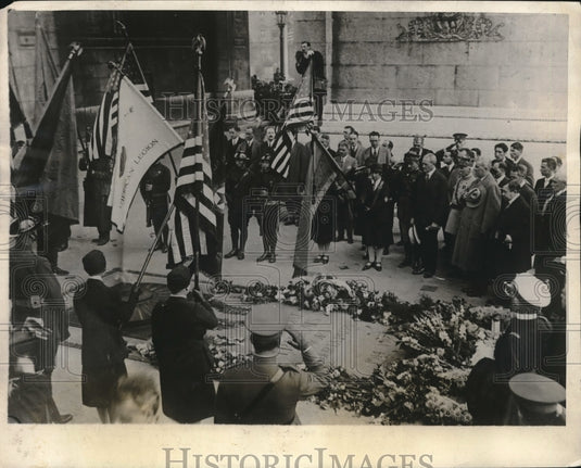 1927 Press Photo American Legion members honors Unkonown French Poilu - Historic Images